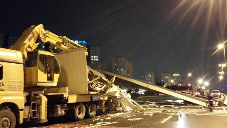 Kamyon üst geçidi yıktı