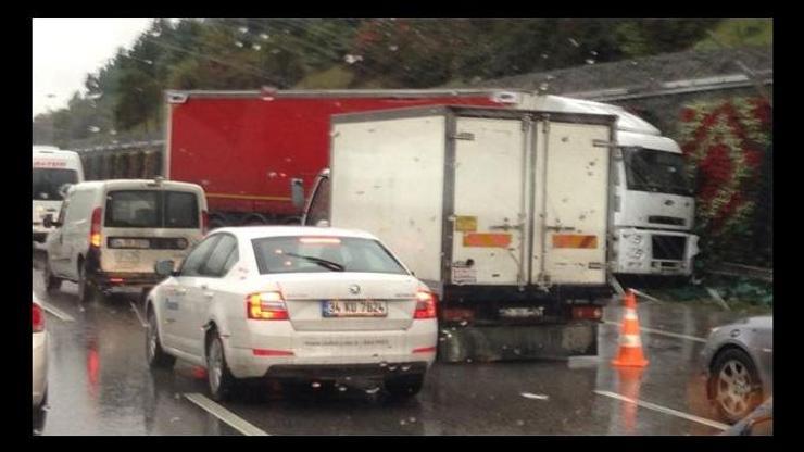 İstanbulda yağmur trafiği felç etti