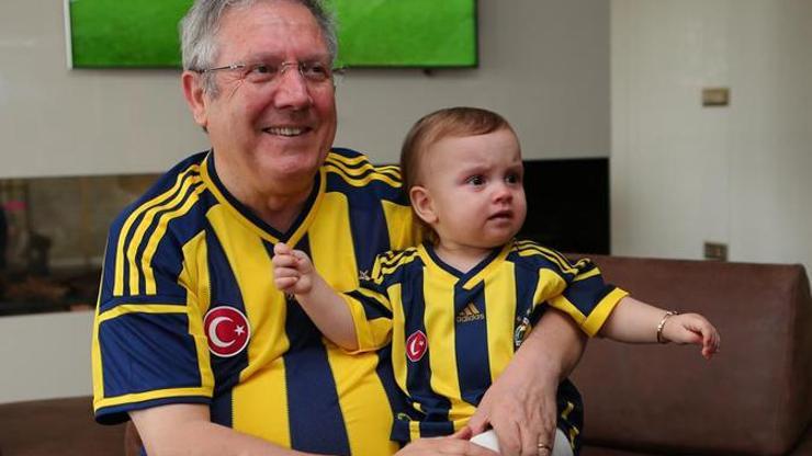 Aziz Yıldırım doğum günü için kızı Yazla poz verdi