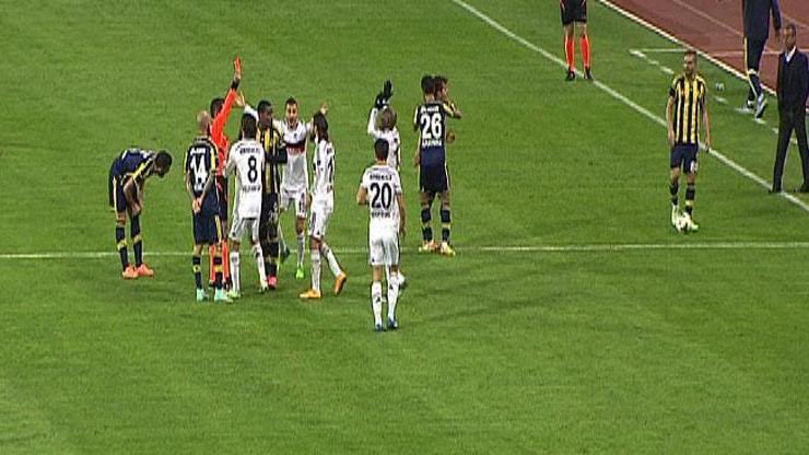 İşte Beşiktaş - Fenerbahçe derbisinde sahanın karıştığı o an...