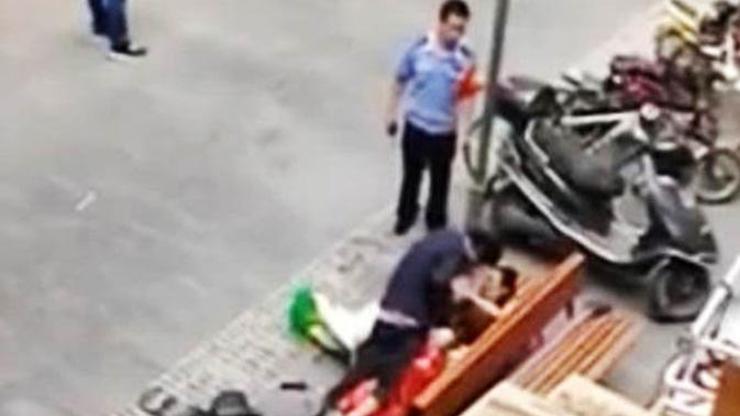 Çinde sokak ortasında seks yapan çift, polise de aldırmadı