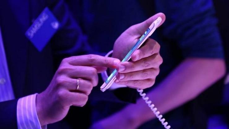 Galaxy S6 çift kıvrımlı olabilir