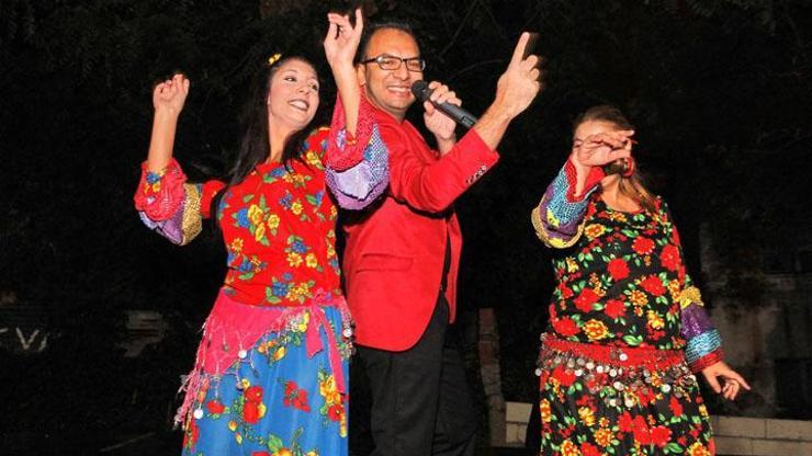 Romanlar sürekli göbek atıyor gibi gösterilmekten rahatsız