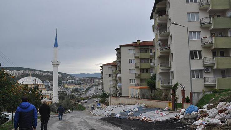 Kuşadasındaki toprak kayması: 63 daire mühürlendi