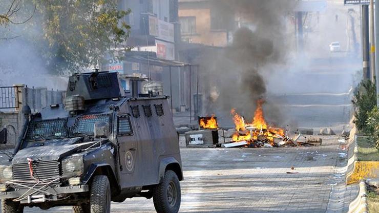 Uzman çavuşun aracına taş ve molotoflu saldırı