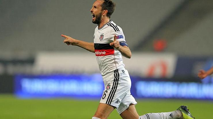 Beşiktaş defansında fire: Sivok sakatlandı