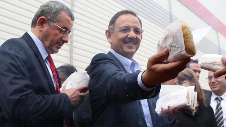 Mehmet Özhaseki yine sucuk dağıttı