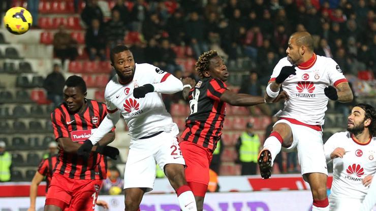 Galatasaray son dakikada güldü