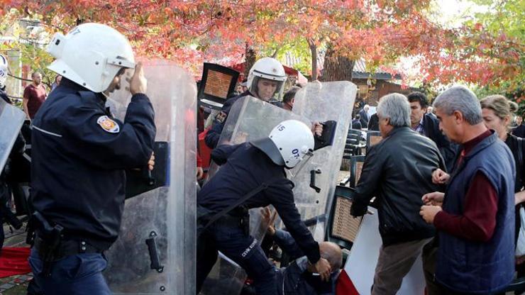 Sanatçı derneğine biber gazlı tahliye