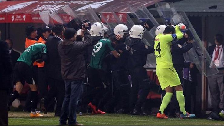 Akhisar - Manisa maçında futbolculara koltuk yağdı