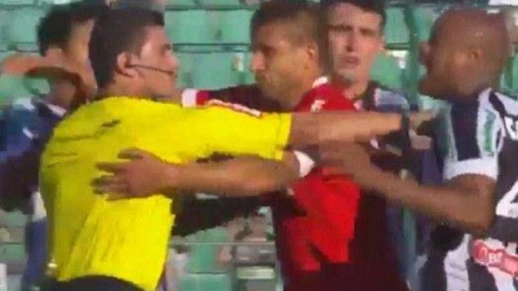 Hakemi futbolcu kurtardı