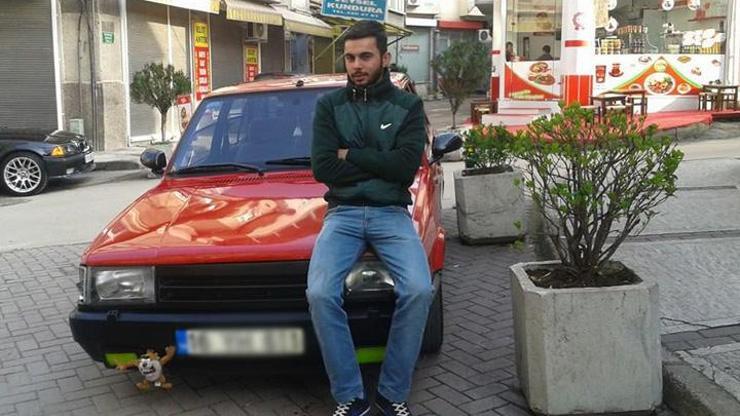 Bana bakıp gülerek kahvesini yudumluyordu