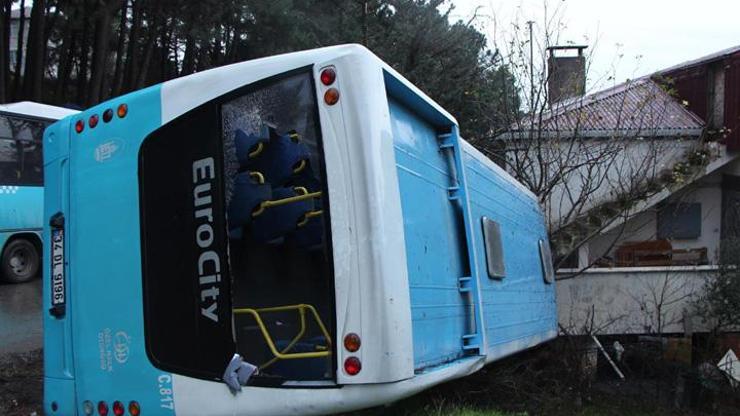Devrilen halk otobüsü eve 1 metre kala durabildi