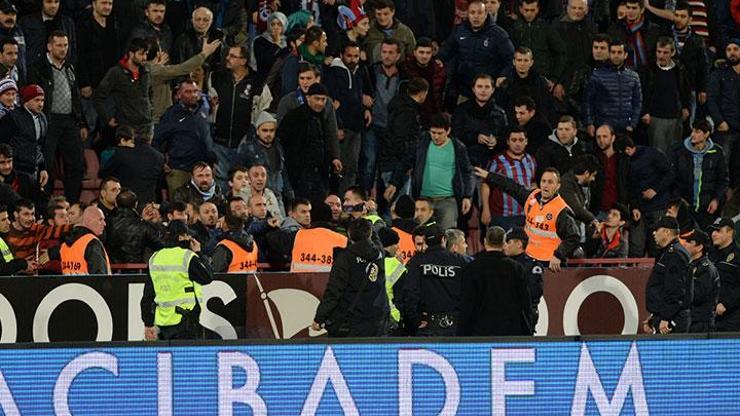 Trabzonspor taraftarından 61. dakikada İstiklal Marşı