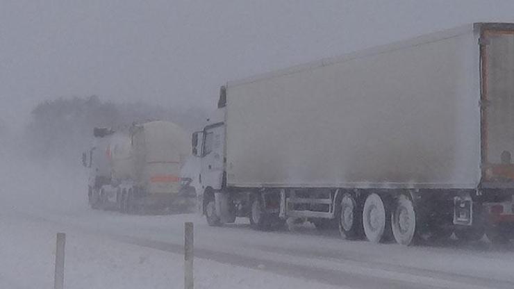 Flaş Ankara yolu trafiğe kapandı