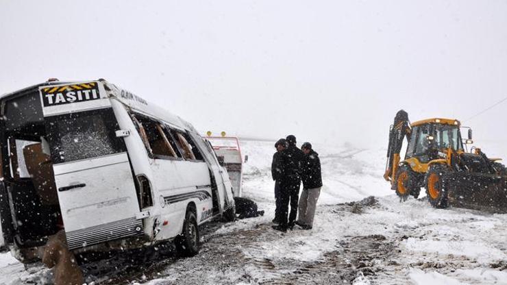 Yozgatta öğretmen servisi devrildi: 12 yaralı