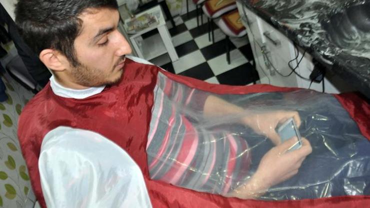Kuaförden cep telefonu için şeffaf tıraş önlüğü