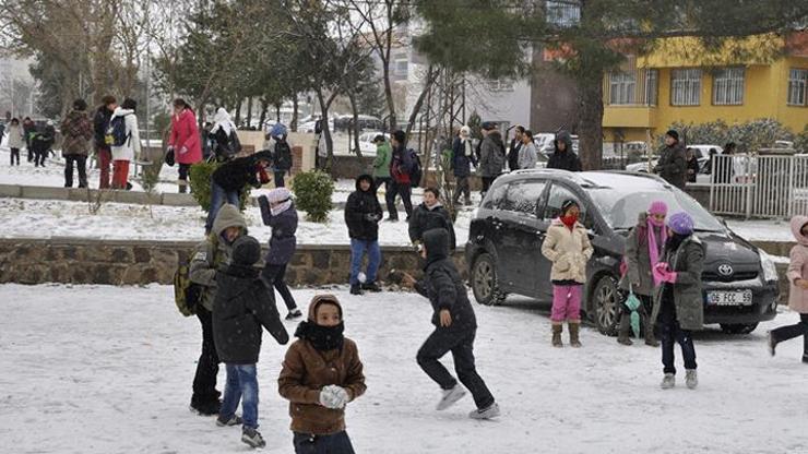 Yoğun kar yağışı okulları tatil etti
