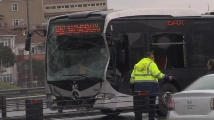 İki metrobüs çarpıştı, 3 yaralı var