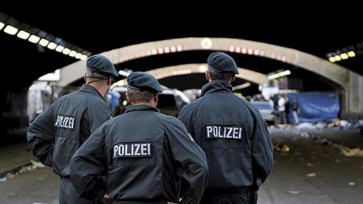 Almanyada polisin yumrukladığı adam öldü