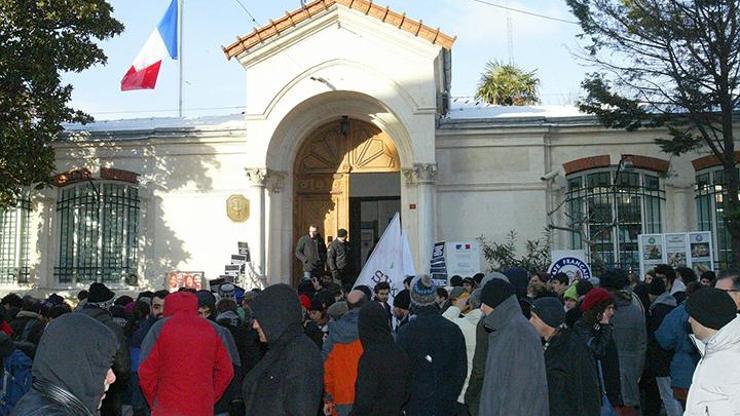 İstanbulda Fransa Başkonsolosluğu önünde sahipsiz çanta alarmı