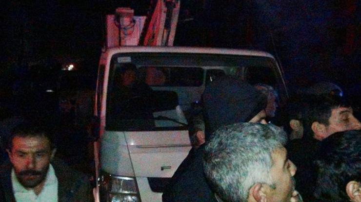 Elektrik kesintilerine tepki gösterip DEDAŞ aracını alıkoydular