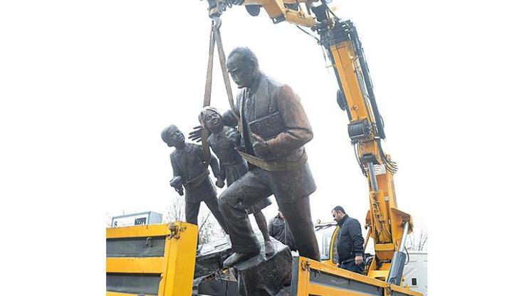Diyarbakırdaki Atatürk heykeli bakım-onarım için kaldırıldı