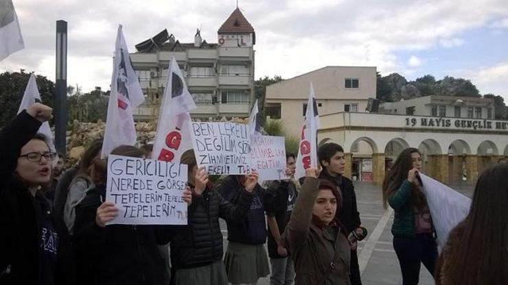 Marmariste öğrencilerden Eteğime dokunma eylemi