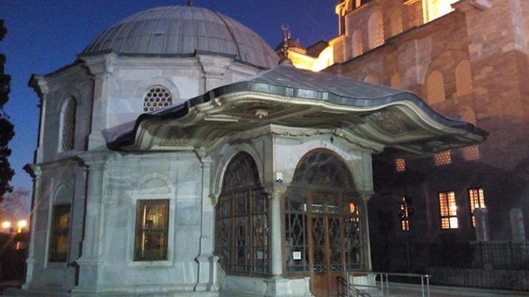 Fatih’in türbesi, elektrik borcu yüzünden karartıldı