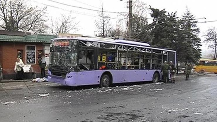 Ukraynada otobüs durağı vuruldu: 13 ölü