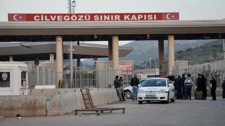 Suriyeli muhalifler askerlere ateş açtı