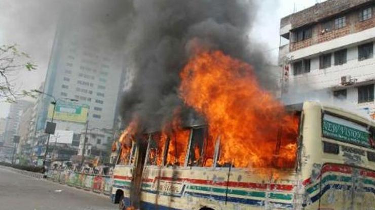 Bangladeşte otobüs ateşe verildi