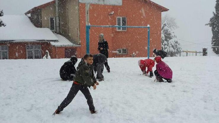 Kar yağışı okulları tatil ettirdi