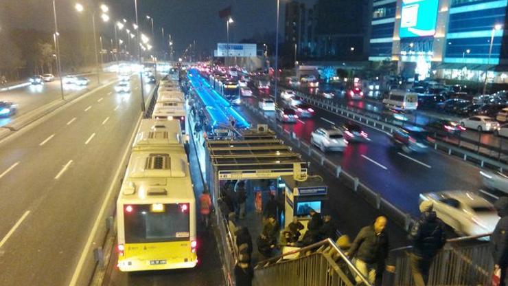 Metrobüs arıza yapınca uzun kuyruk oluştu