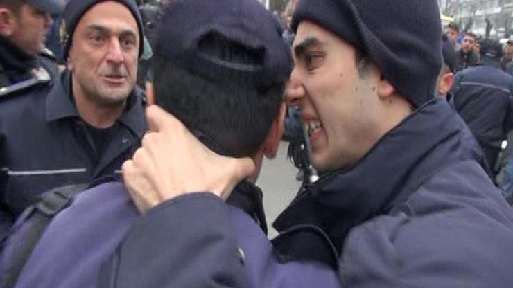 Sık la sık diyen polis görevden uzaklaştırıldı