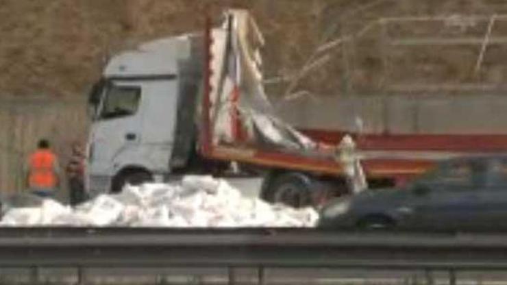 TEMde TIR devrildi Yollar kapandı...