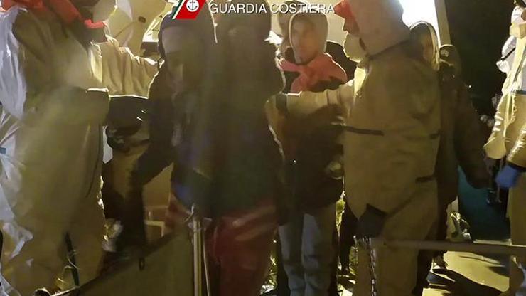 Sicilya Kanalında 2 bin 100 kaçak göçmen kurtarıldı