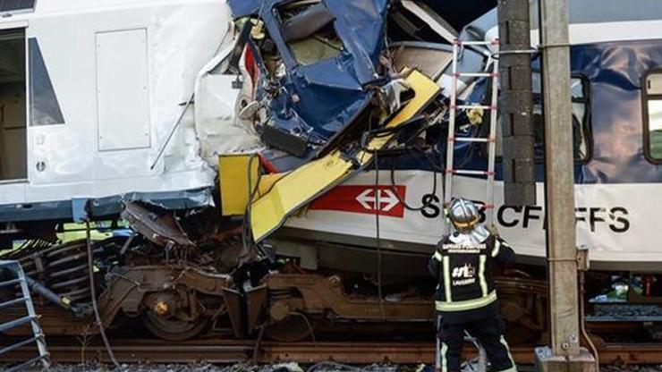 İsviçrede iki yolcu treni çarpıştı