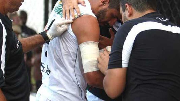 Köpek yere düşen golcü futbolcuyu ısırdı