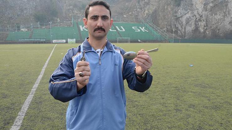 Çenesi kilitlenip dili boğazına kaçan futbolcuyu anahtarla kurtardı