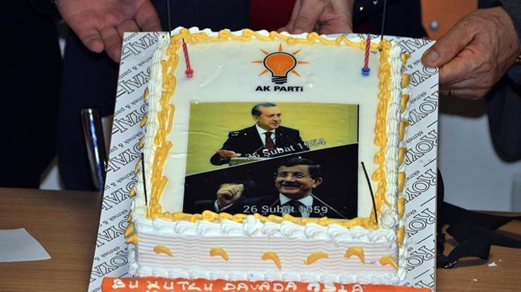 Erdoğan ve Davutoğlu için gıyabında doğum günü partisi...