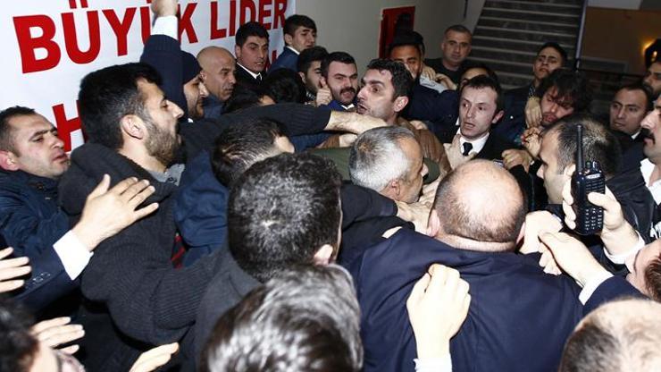 Ahmedinejadı protesto etti ortalık karıştı