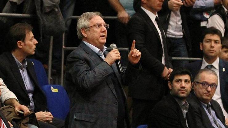 Potadaki Fenerbahçe-Galatasaray derbisinde tribün karıştı