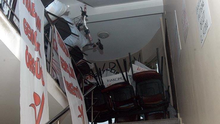 CHPlilerin Trabzon İl Başkanlığını işgali sürüyor