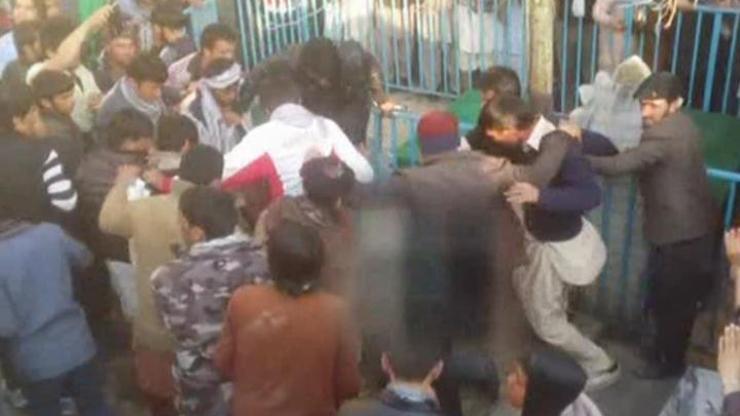 Afganistanda zihinsel engelli kadın linç edildi, yakıldı