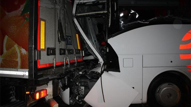 Yurtta trafik kazaları: 2 ölü 52 yaralı