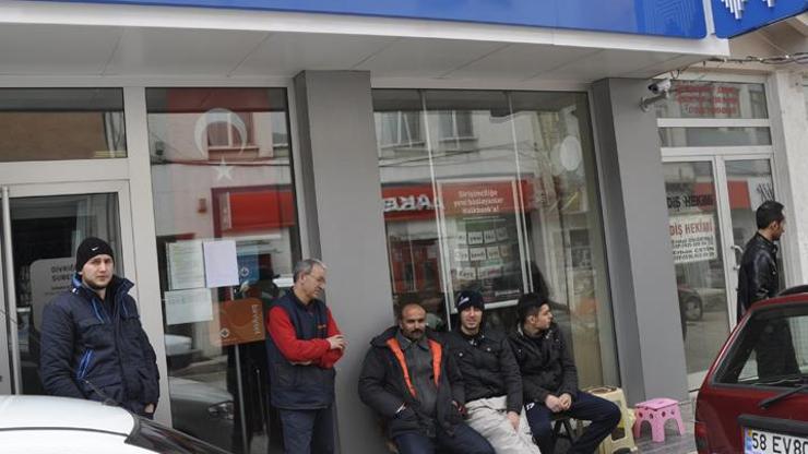 Ev sahibi olma hayaliyle nöbet tutuyorlar