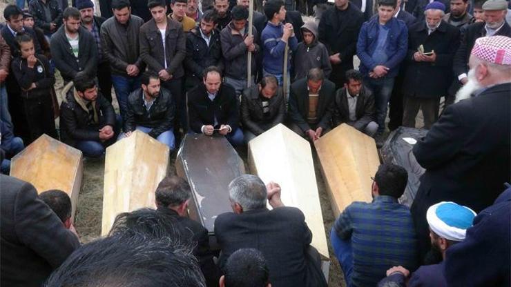 Ağrıda 8 kişi yan yana toprağa verildi