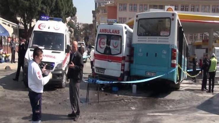 Halk otobüsü ile ambulans çarpıştı