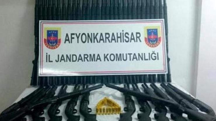Afyonkarahisarda arabadan cephanelik çıktı